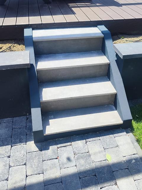Fertige Treppe mit Steinstufen von der Terrasse zum Pflasterweg – Sankt Augustin