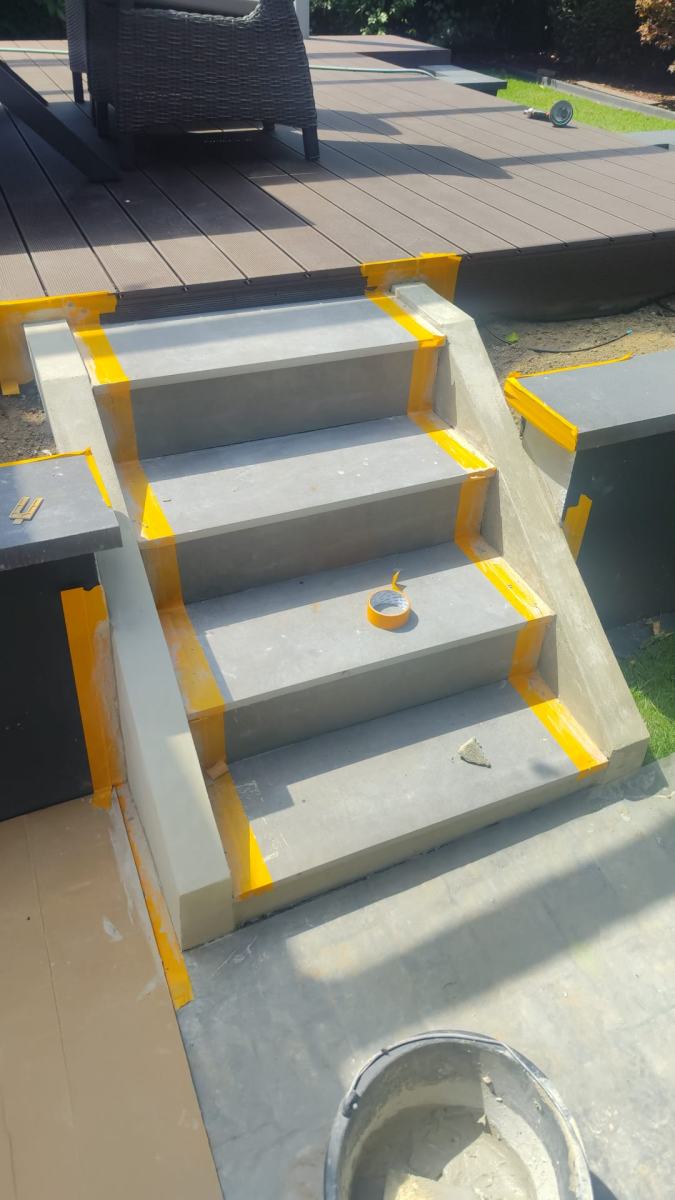 Betontreppe mit angezeichneten Stufen vor dem Belegen mit Steinstufen