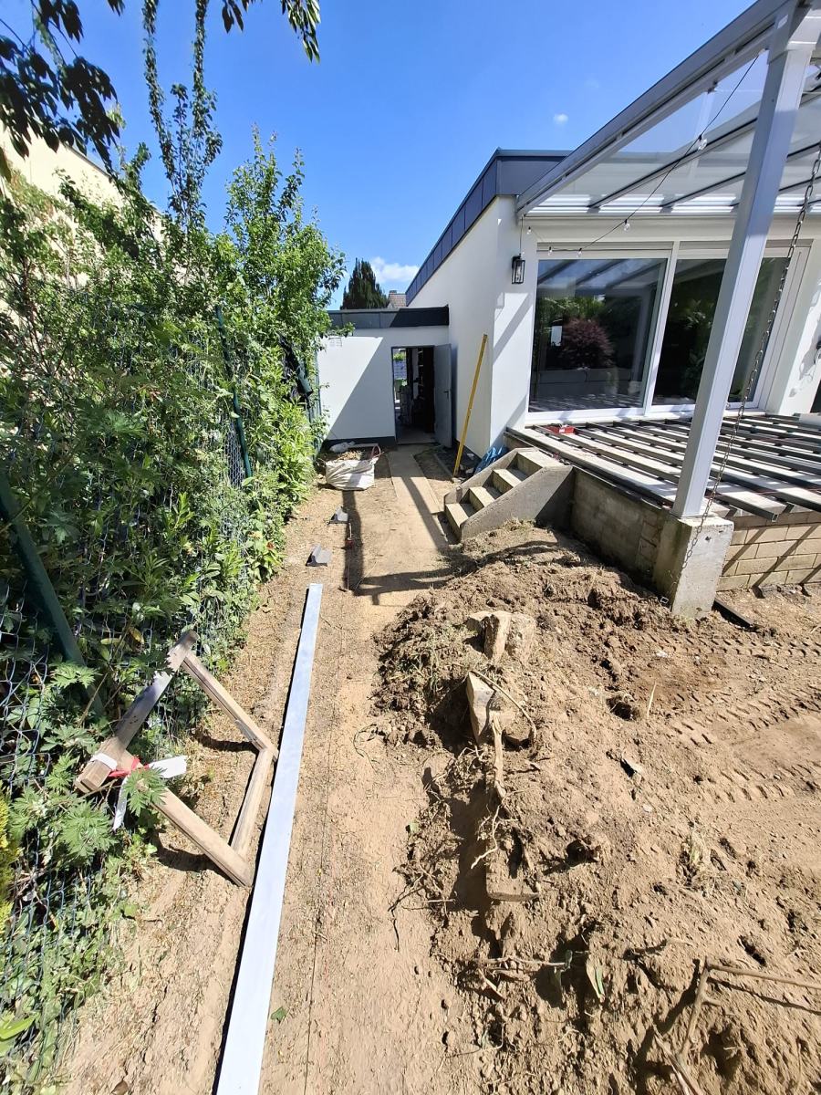 Seitlicher Zugang am Haus: Aushub für den Pflasterweg mit Randeinfassung