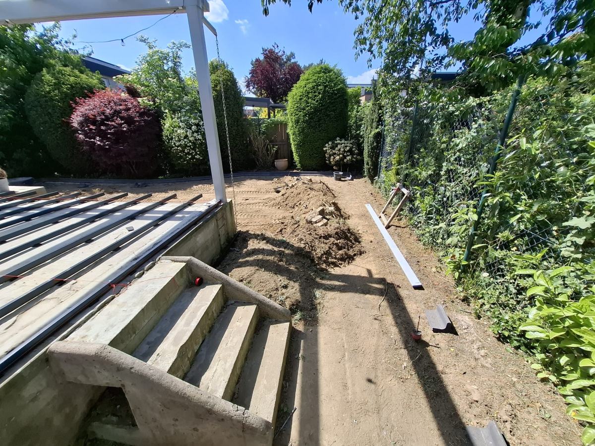 Unterkonstruktion der Terrasse mit Trägern, daneben der vorbereitete Weg