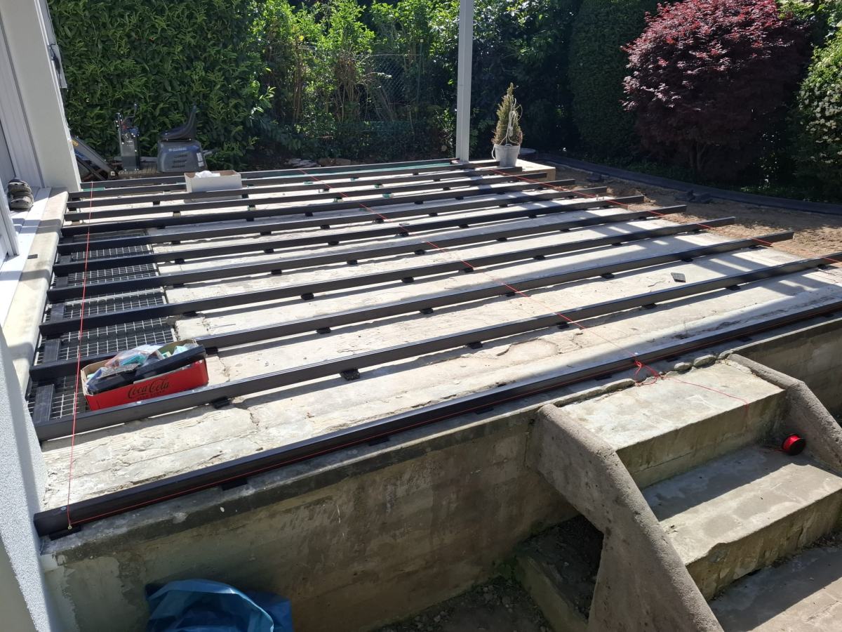 Aluminium-Unterkonstruktion der Terrasse und Betonsockel der Treppe vor dem Belag