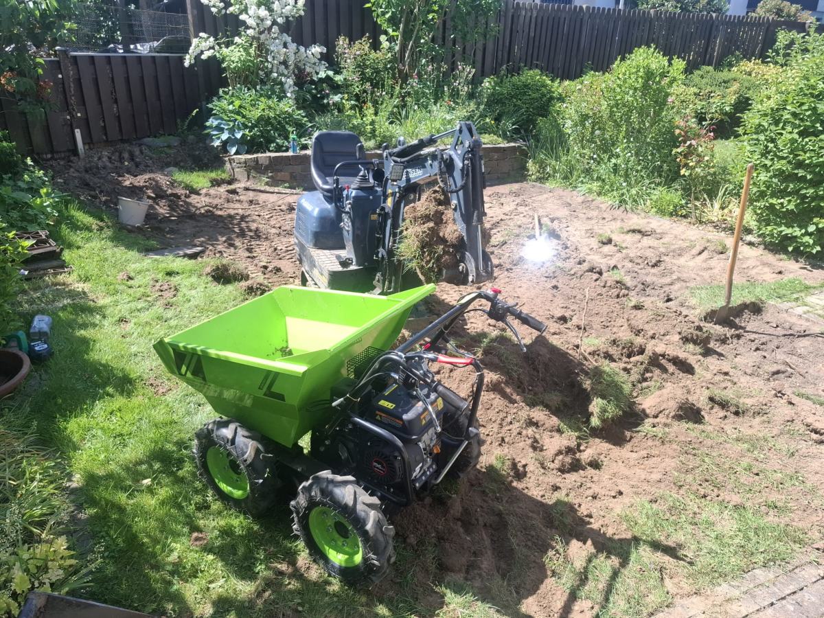 Minidumper und Minibagger beim Abtragen der alten Rasenfläche