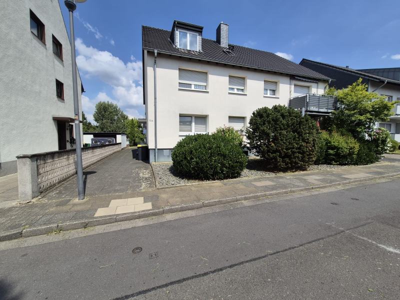 Mehrfamilienhaus in Köln mit Buchsbaumkugeln und gepflastertem Eingangsbereich